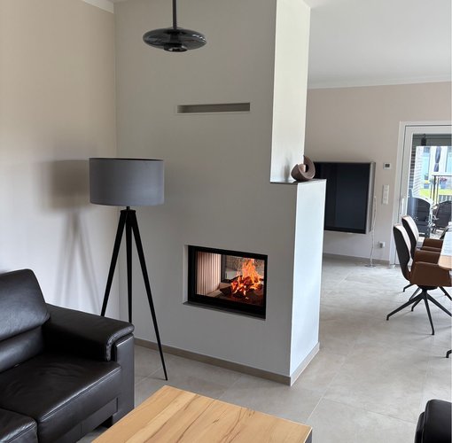 Gaskamin in einem Wohnzimmer als Raumtrenner